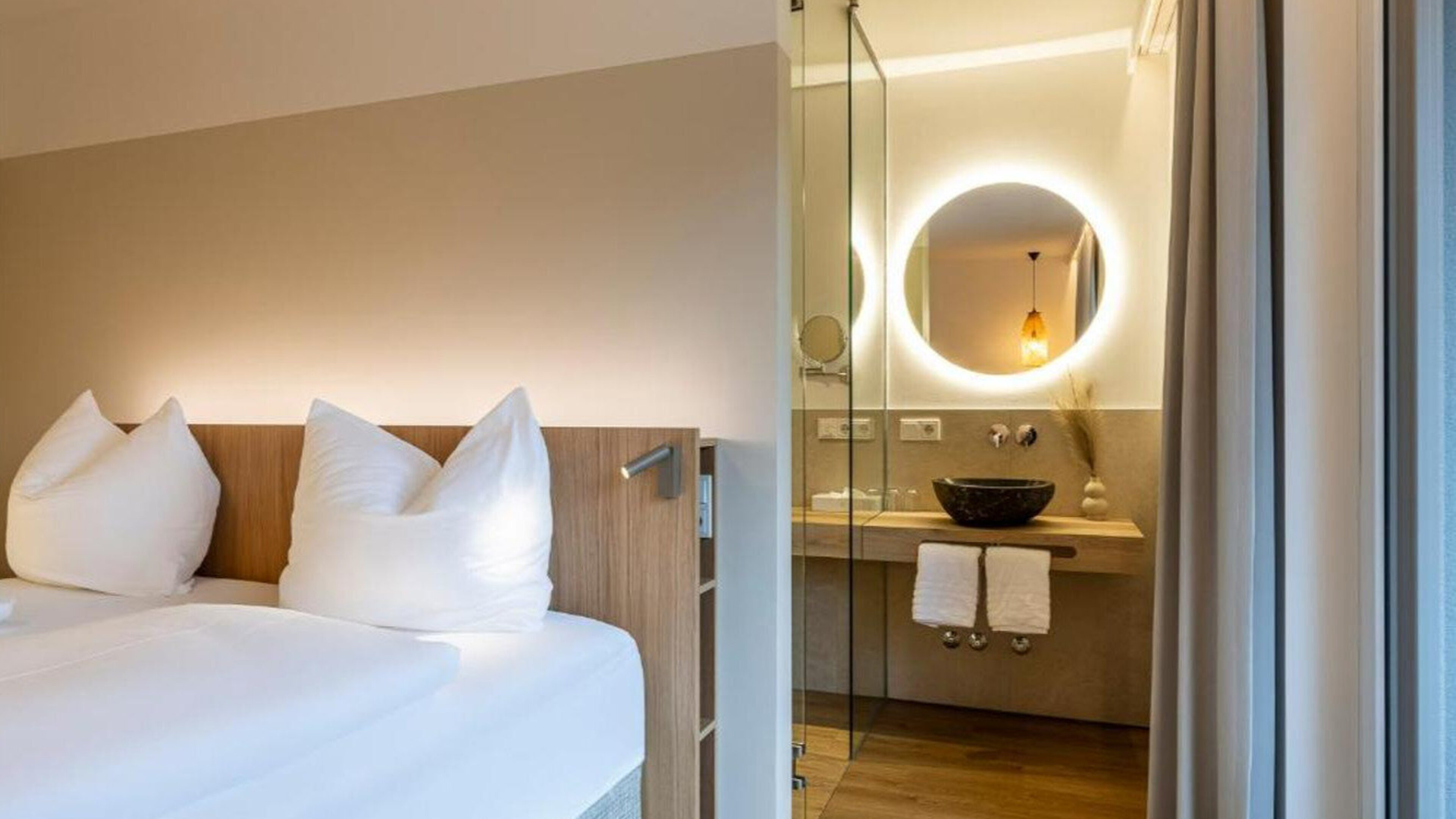 Boutique-Zimmer mit Boxspringbett und Mattex-Bettwäsche im Hotel Hubertus St. Johann