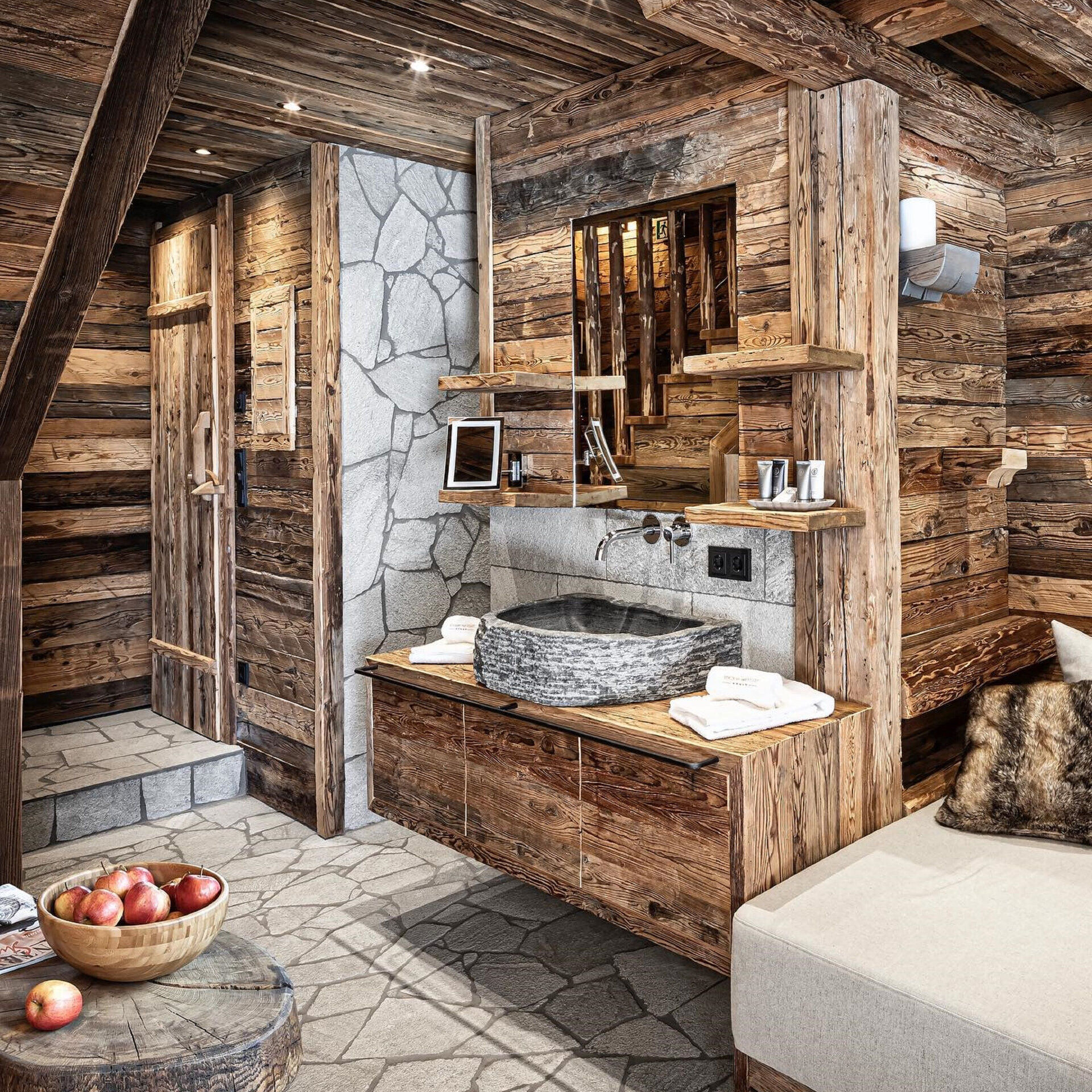 Waschtisch aus Naturstein mit Frottierware im Chalet des Bergdorf Prechtlgut