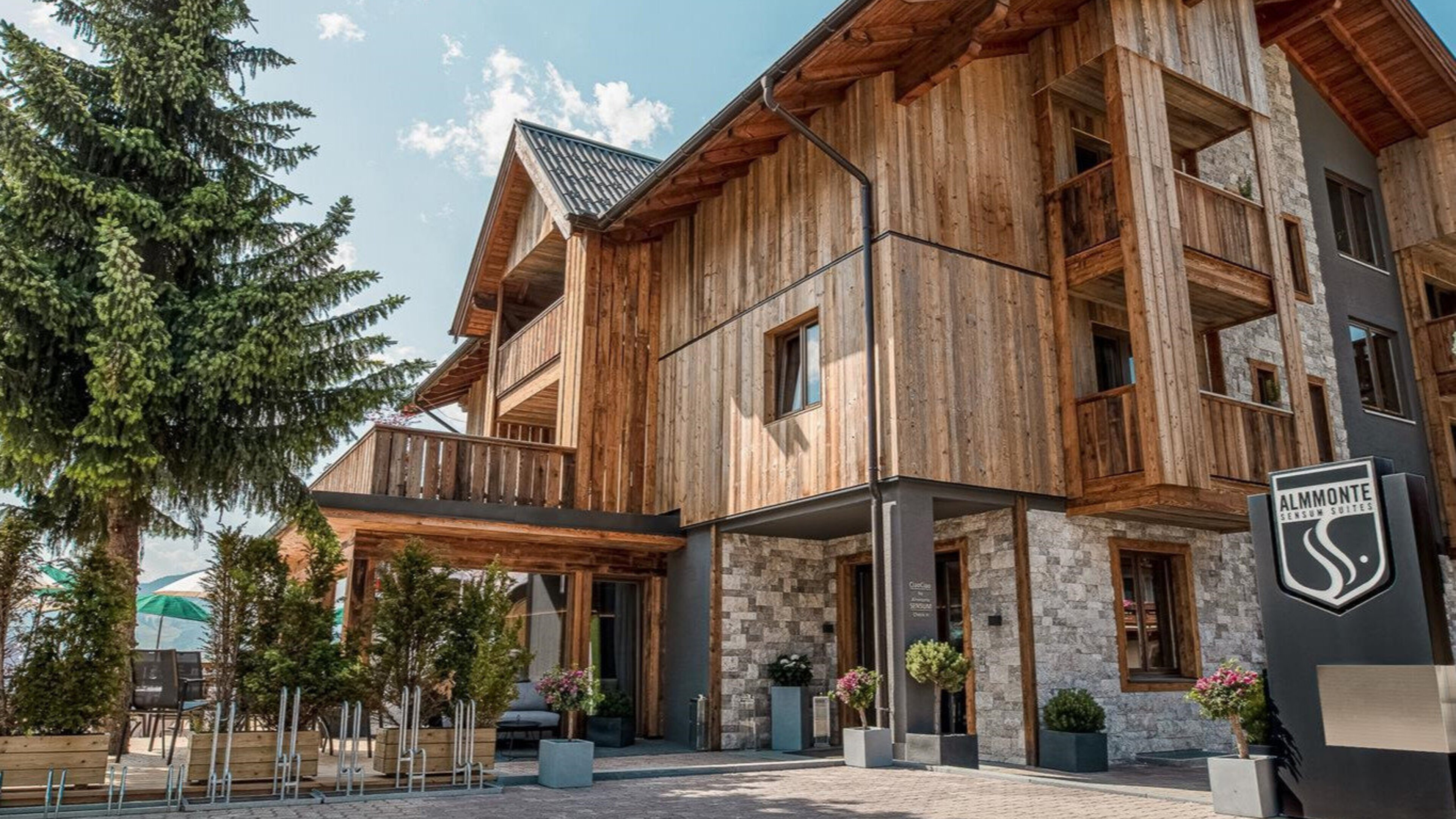 Außenansicht des Boutique Hotels Almmonte Sensum Suites in Wagrain