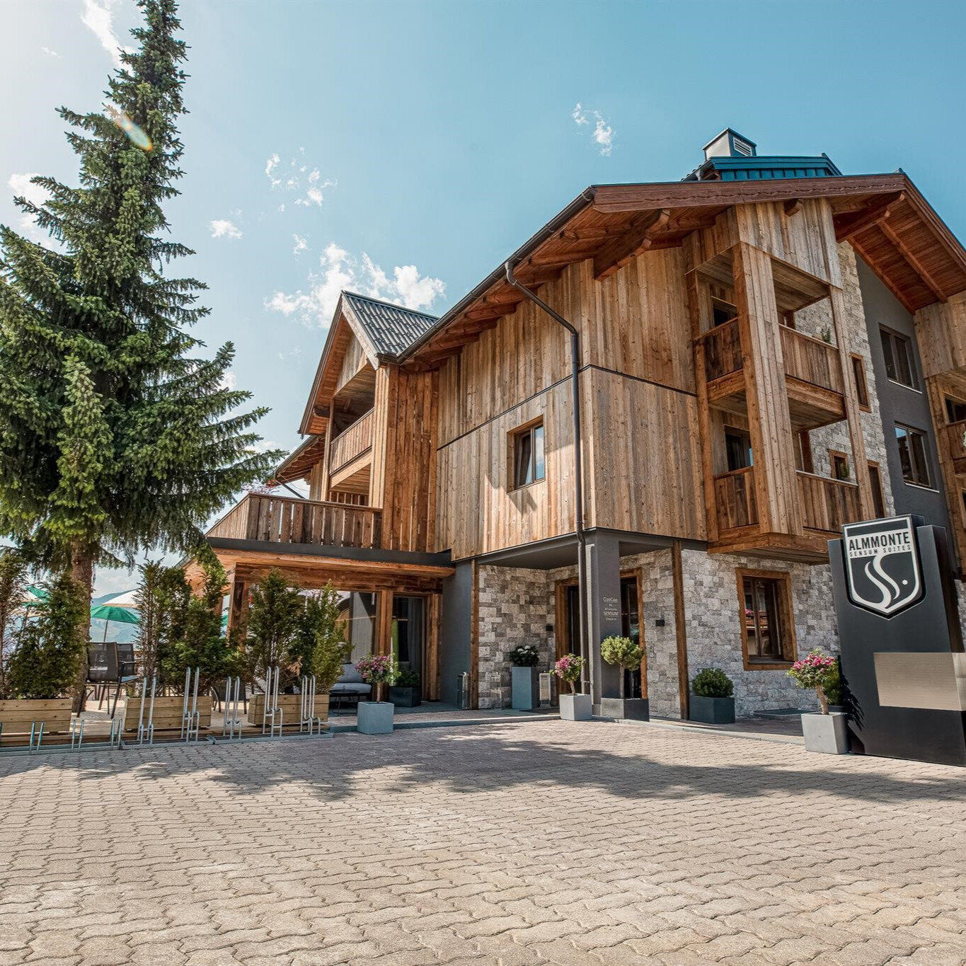 Außenansicht des Boutique Hotels Almmonte Sensum Suites in Wagrain