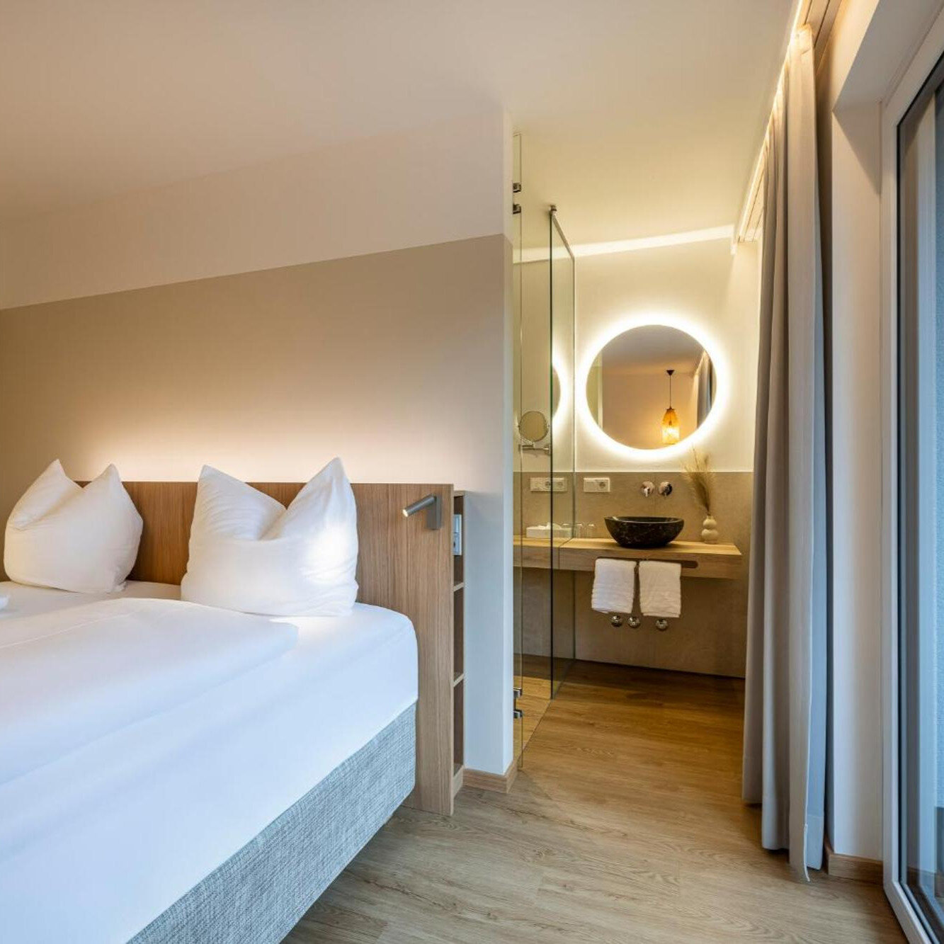 Boutique-Zimmer mit Boxspringbett und Mattex-Bettwäsche im Hotel Hubertus St. Johann